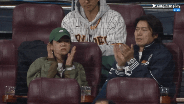 실시간 야구 중계에 잡힌 현빈 손예진 공유 이동욱