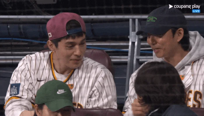 실시간 야구 중계에 잡힌 현빈 손예진 공유 이동욱