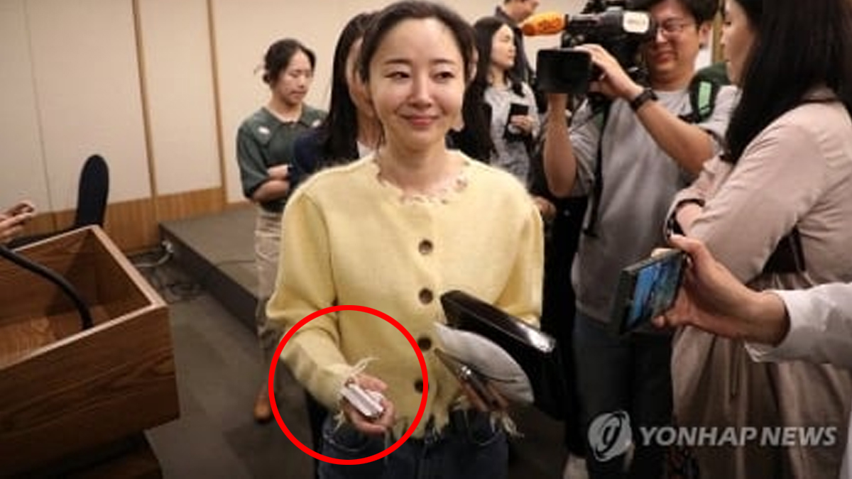 퇴장하는 민희진 손에 들린 명함