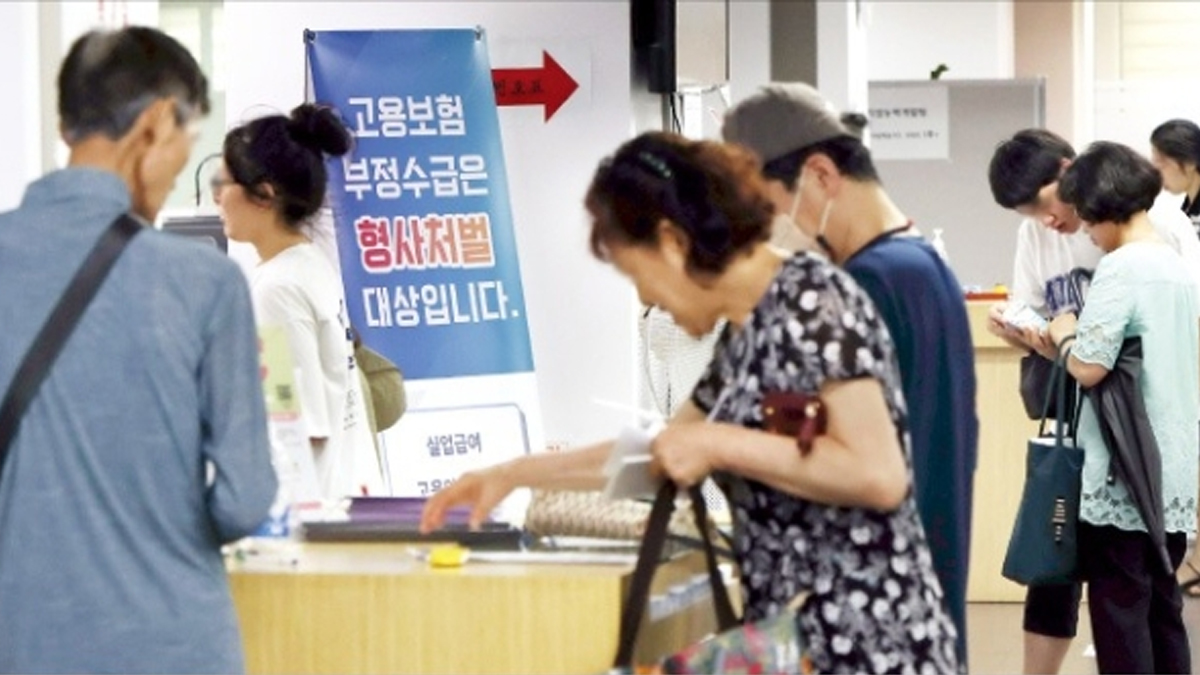 [단독] "실업급여 토해내게 생겼다"…'초유의 사태' 벌어질까