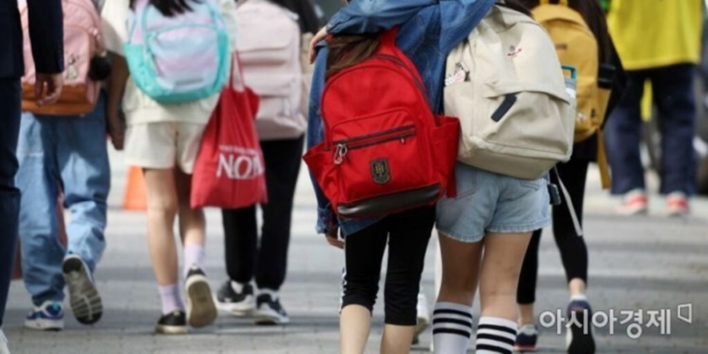 "해외여행 못 가면 '개근거지' 놀림 받는 한국 아이들"…외신도 놀랐다