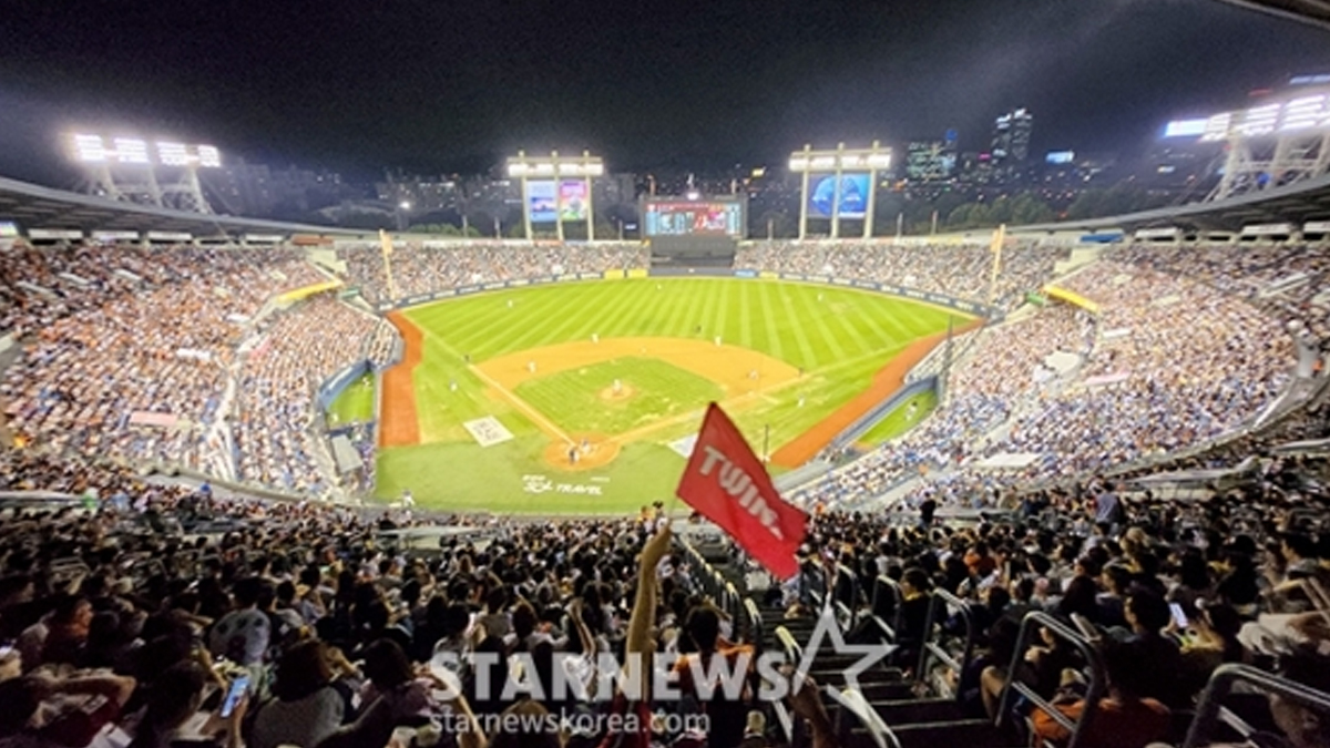 [오피셜] LG, KBO 43년 역사상 최초 대기록 '쾌거'... 롯데 넘고 최다 관중 '139만 7499명' 신기록 달성